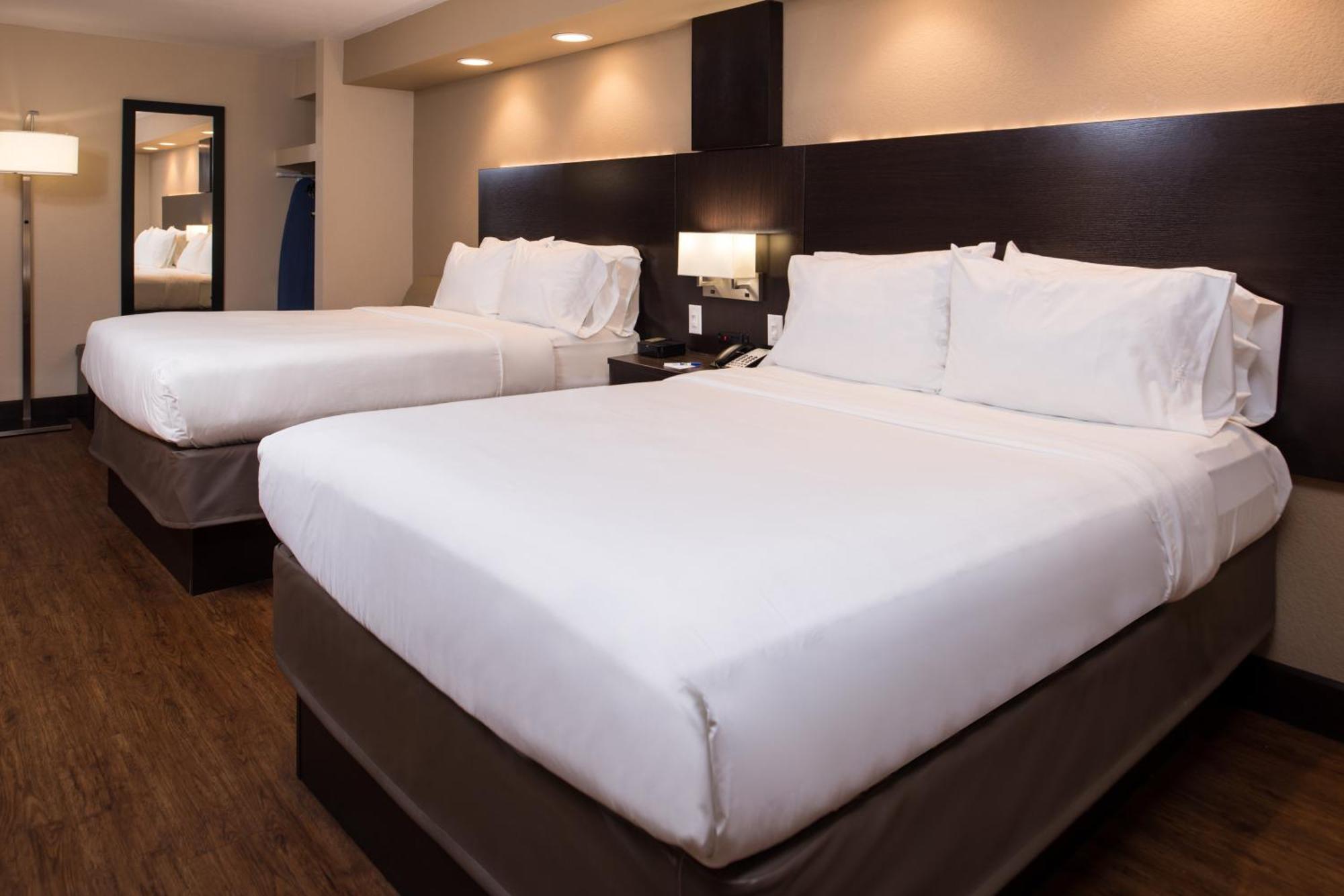 Holiday Inn Express & Suites San Antonio Medical - Six Flags By Ihg Екстериор снимка