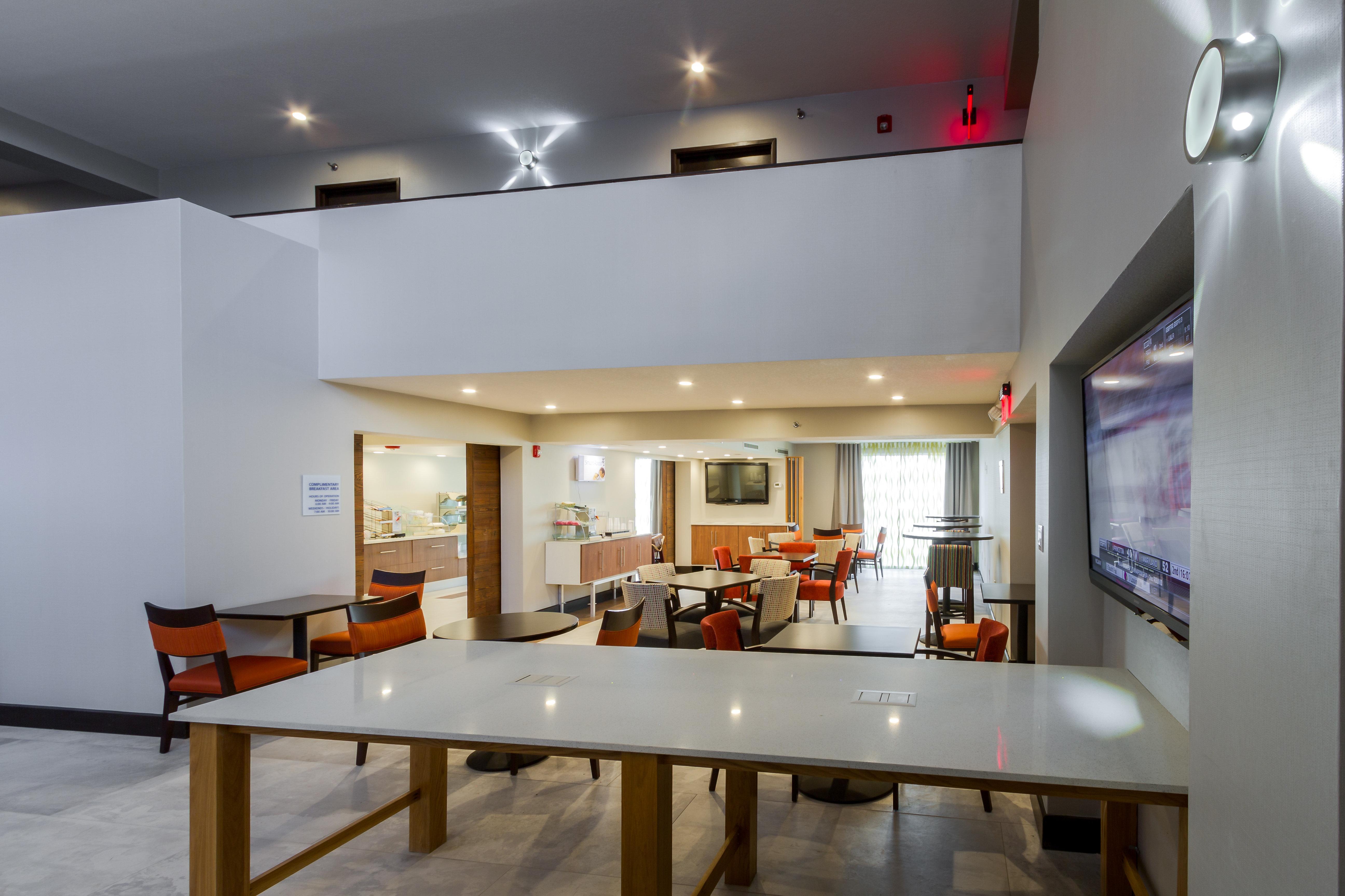 Holiday Inn Express & Suites San Antonio Medical - Six Flags By Ihg Екстериор снимка