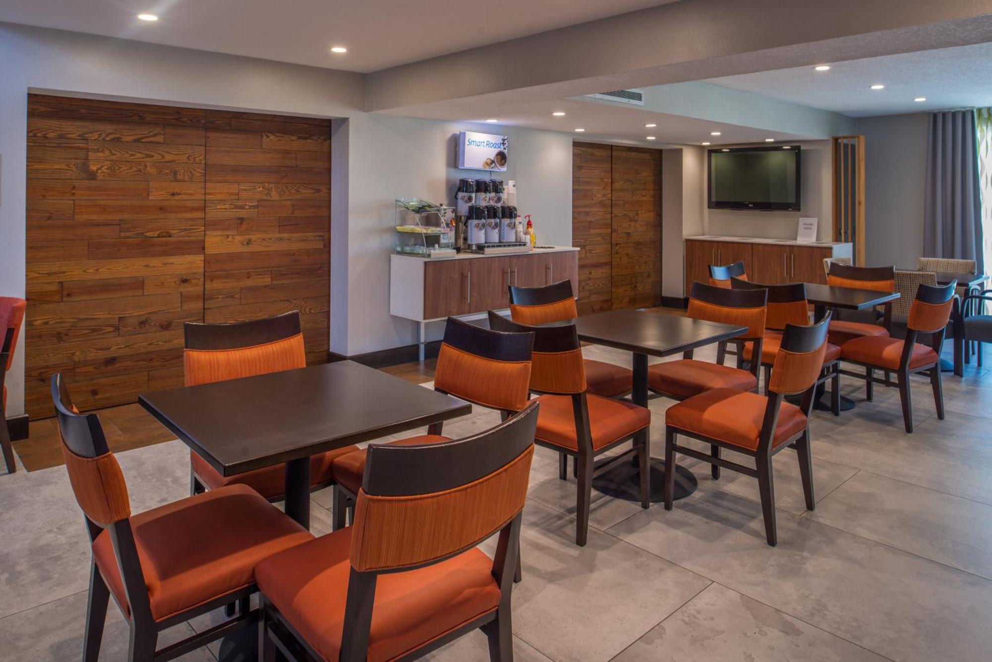 Holiday Inn Express & Suites San Antonio Medical - Six Flags By Ihg Екстериор снимка