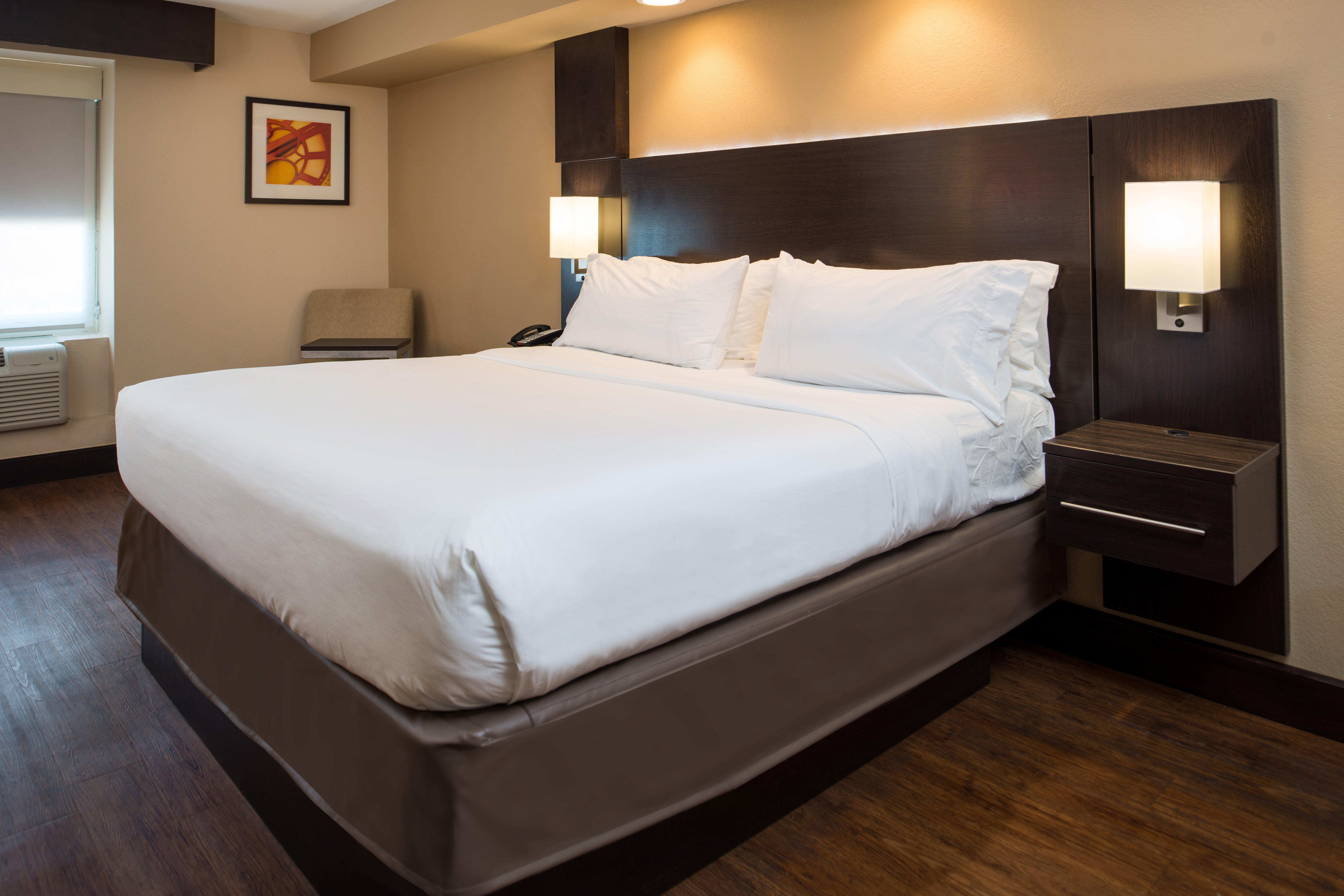 Holiday Inn Express & Suites San Antonio Medical - Six Flags By Ihg Екстериор снимка