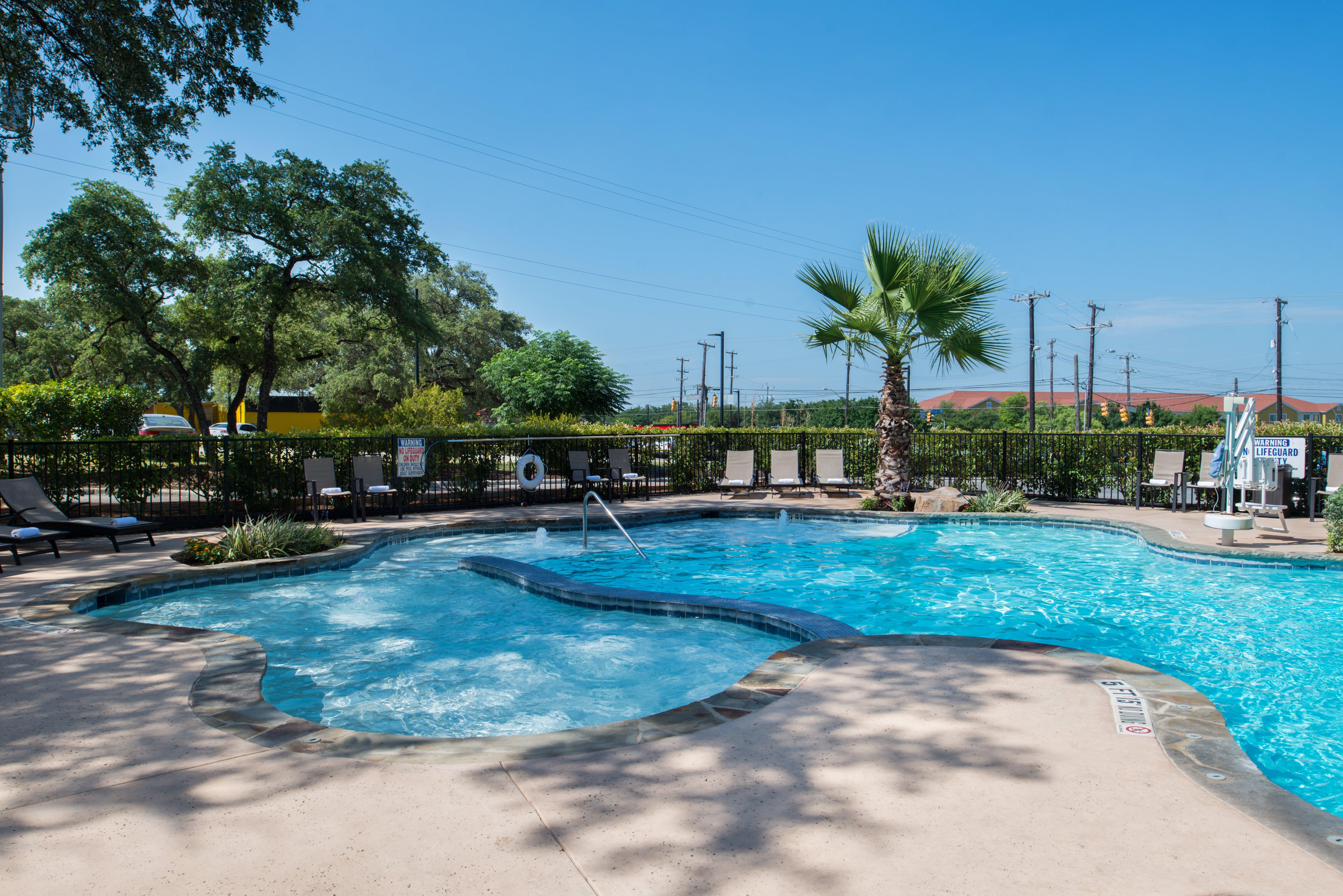 Holiday Inn Express & Suites San Antonio Medical - Six Flags By Ihg Екстериор снимка