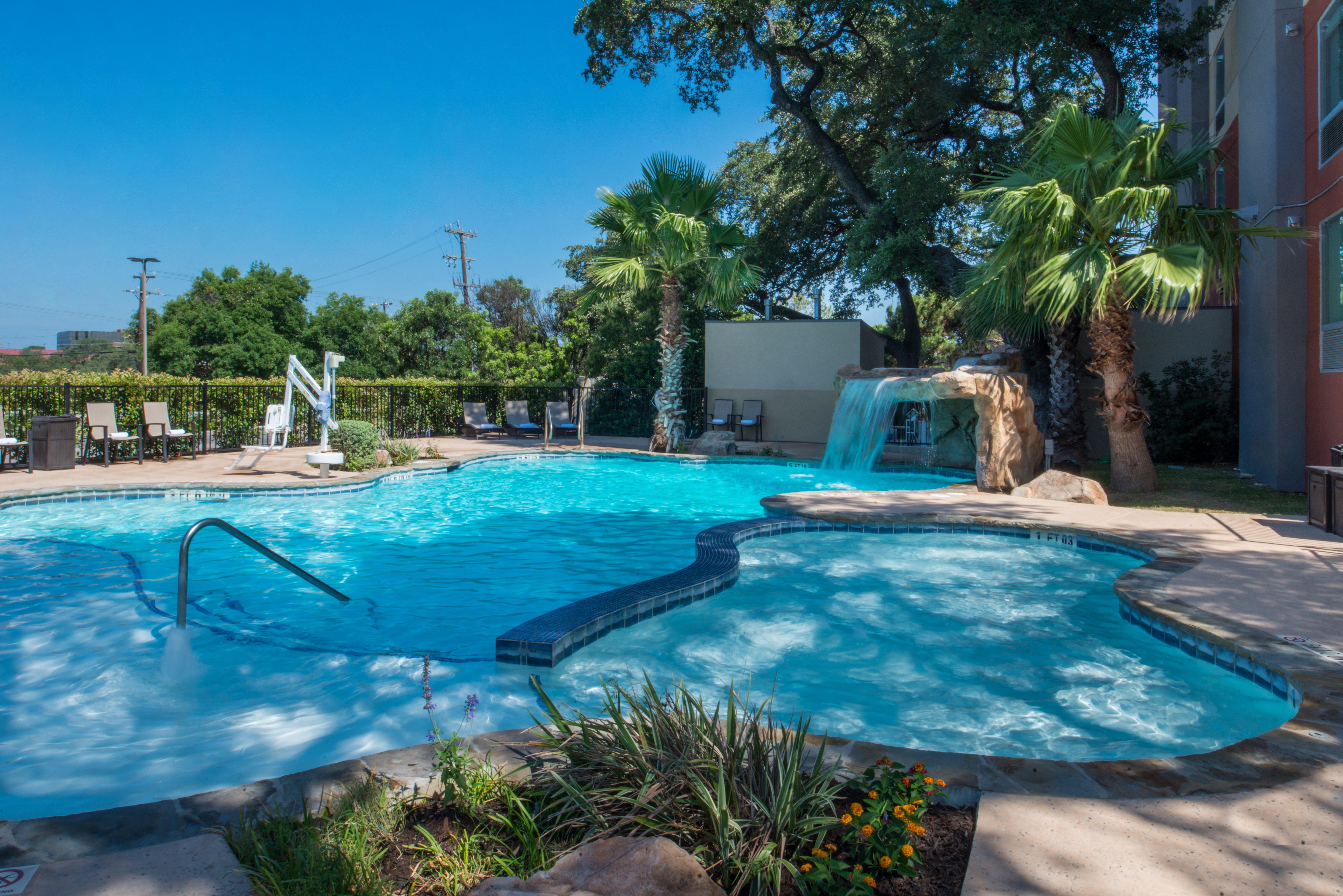 Holiday Inn Express & Suites San Antonio Medical - Six Flags By Ihg Екстериор снимка