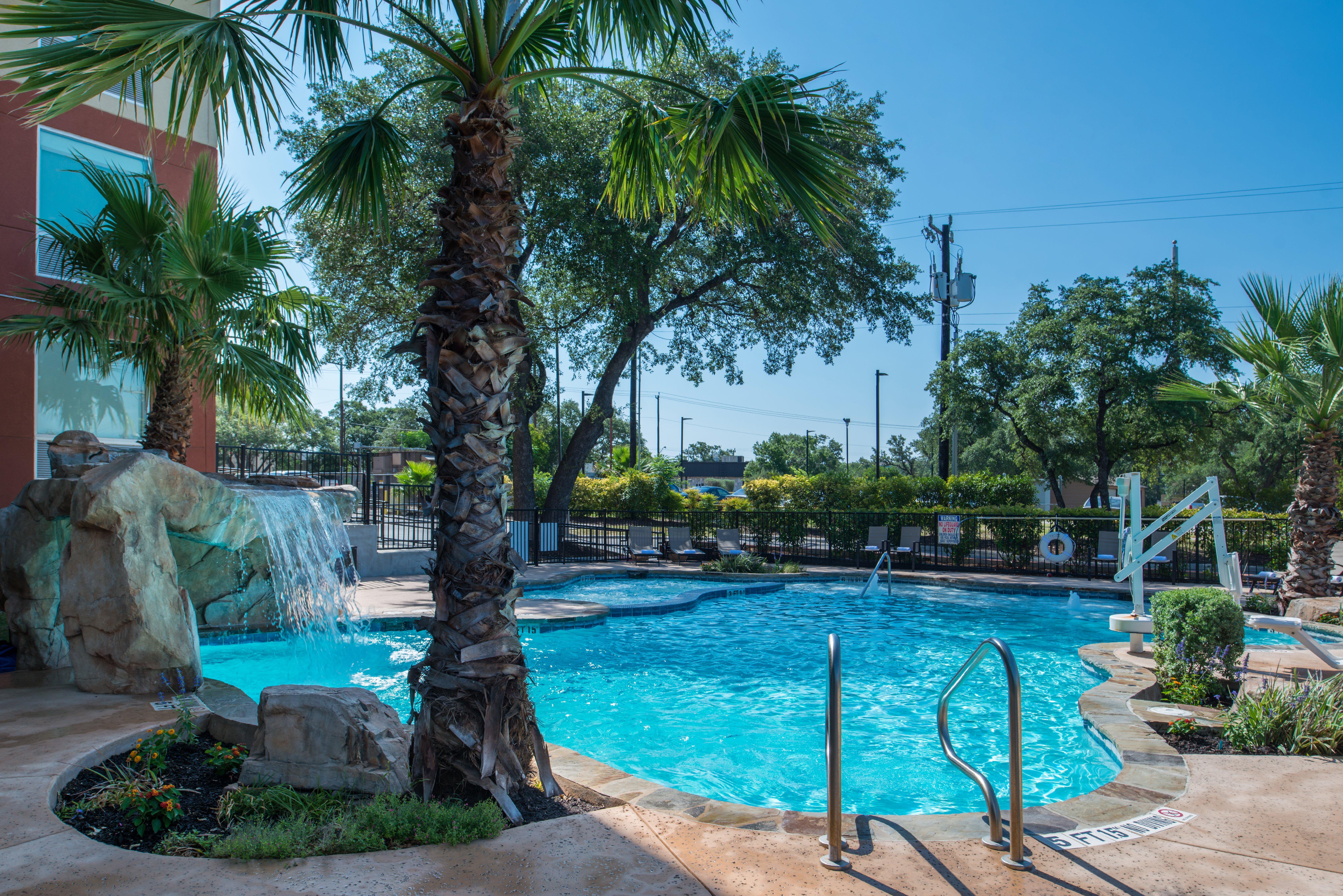 Holiday Inn Express & Suites San Antonio Medical - Six Flags By Ihg Екстериор снимка
