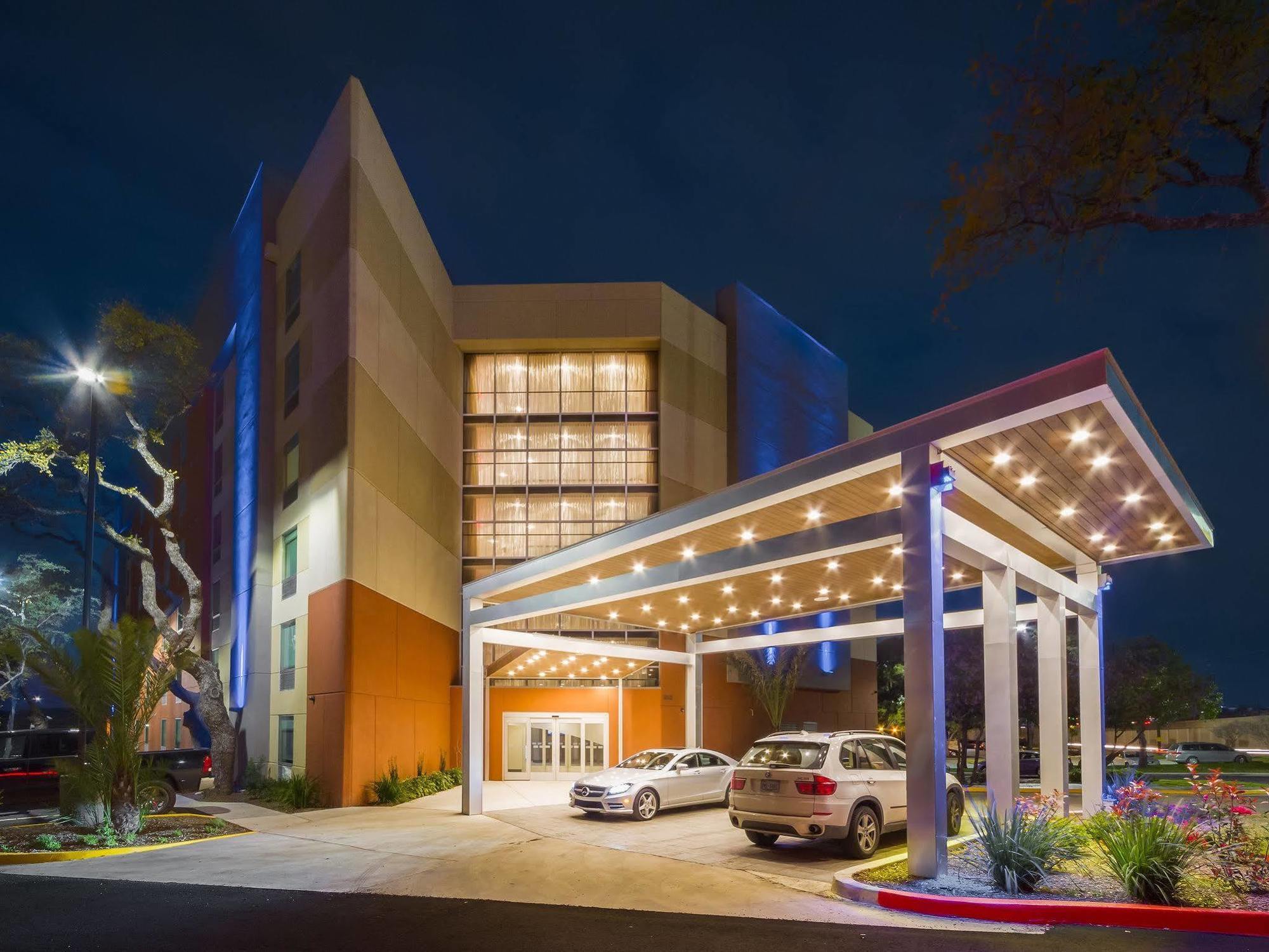 Holiday Inn Express & Suites San Antonio Medical - Six Flags By Ihg Екстериор снимка